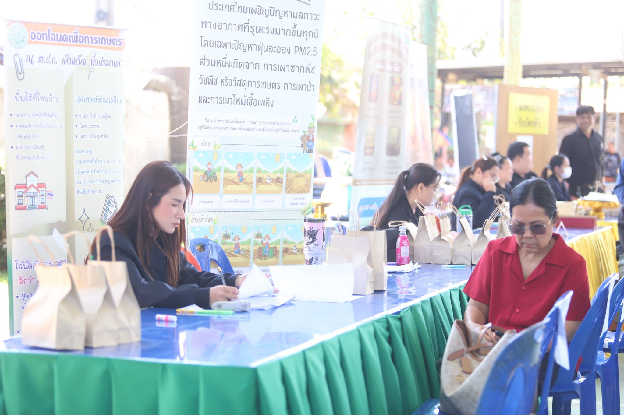 title - ชาวน้ำยืนเฮ ส.ป.ก. ขนทัพบริการถึงที่ ต.เก่าขาม ลดค่าใช้จ่าย ยื่นขอออกโฉนด - ปรึกษาปัญหากฎหมาย ครบจบในที่เดียว